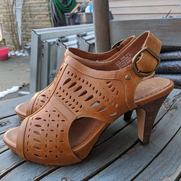 clarks tan heels